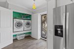 Foyer/Washer & Dryer